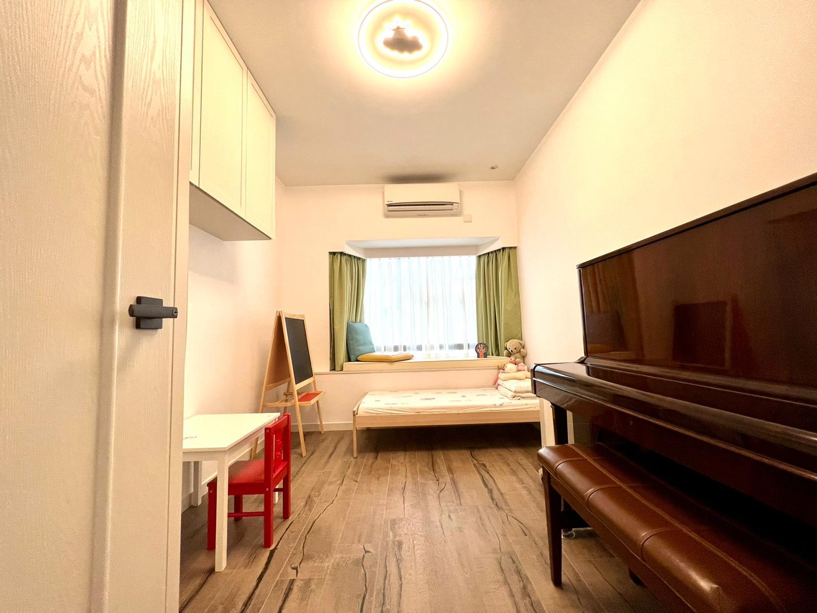 放上睡床和鋼琴等傢俱後,房間空間仍然闊落。