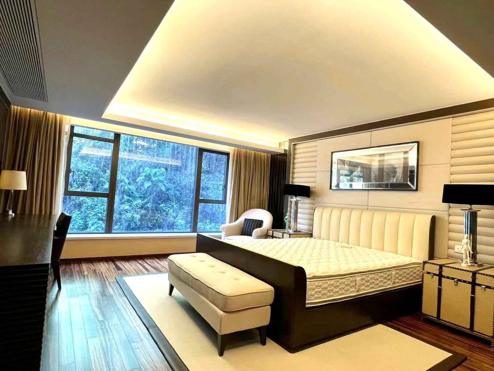 單位有3個睡房,全為套房,裝潢和面積媲美六星級酒店。