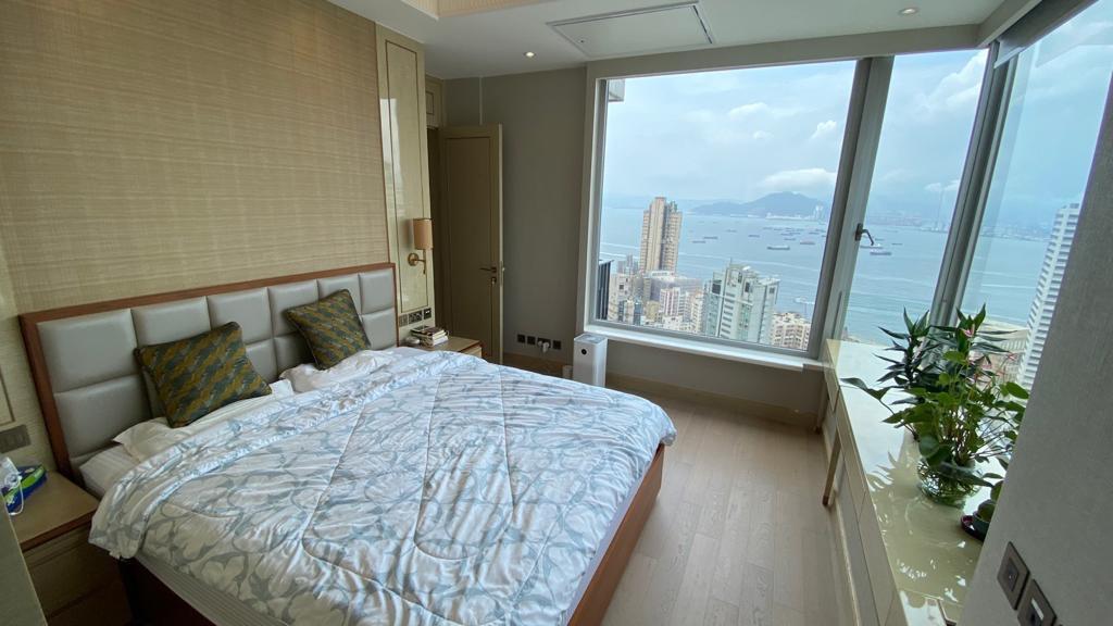 主人套房的對角大窗,飽覽無敵海景,景致一流。