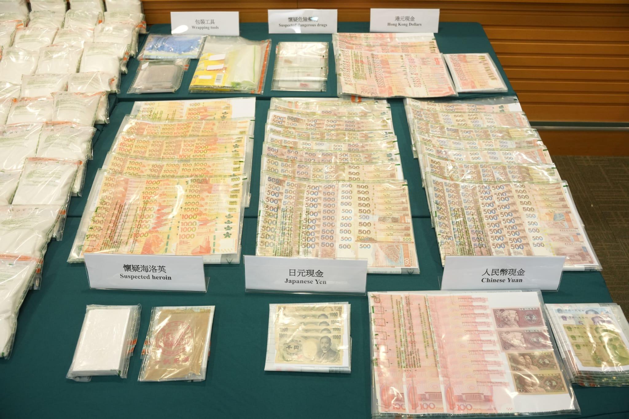 於深水埗單位中檢獲不同貨幣。