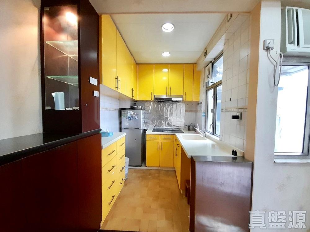 廚房面積闊落,窗戶亦大,光猛兼空氣流通。