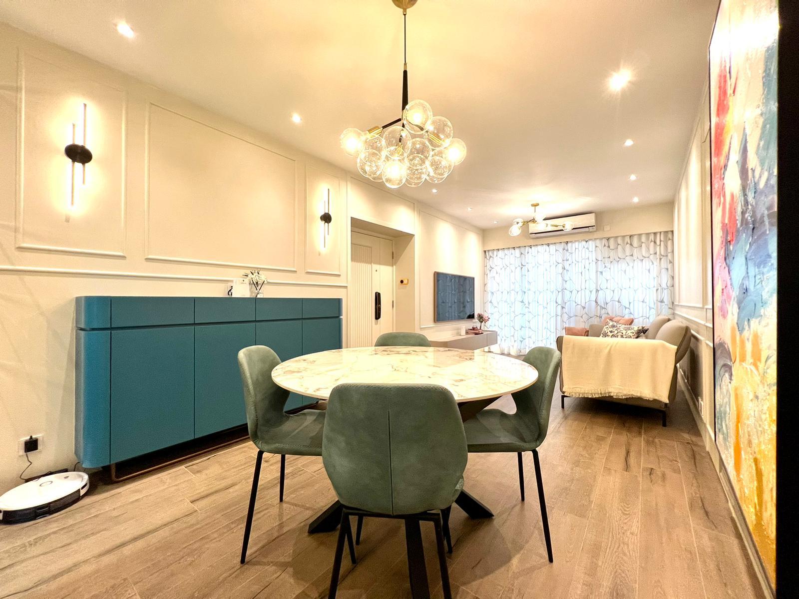 長方形大廳以輕古典特色牆設計,配上一幅大彩色油書,凸顯屋主藝術品味。