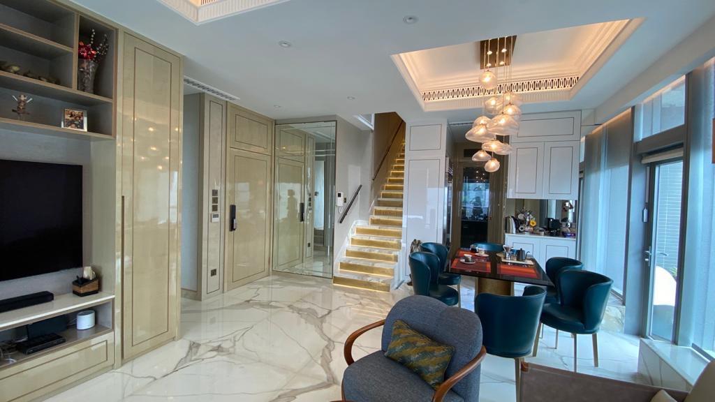 單位內置樓梯直達天台,樓梯裝有踏步燈,感覺華麗實用。