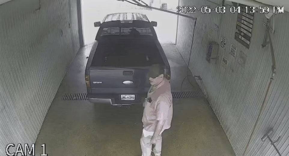 一間洗車店的閉路電視拍到凱西蹤影。(互聯網)