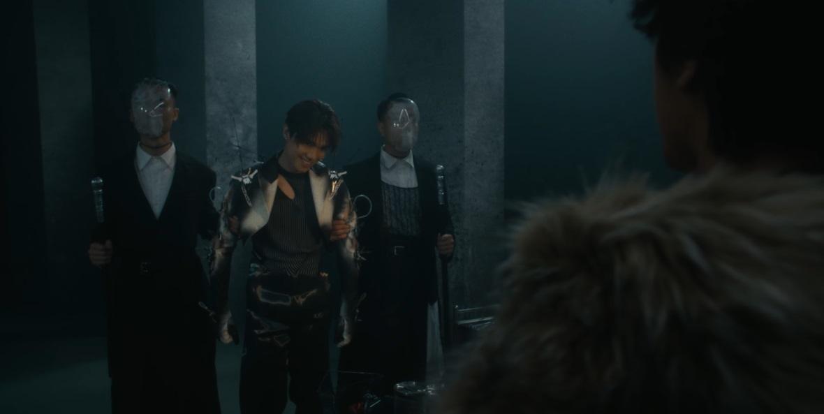 《賽勒斯的愛》的MV充滿科幻及電影感。