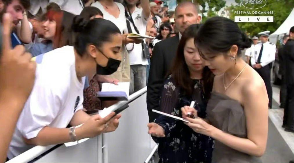 唱而優則演的IU難得參與國際性電影盛會,對影迷亦有求必應。