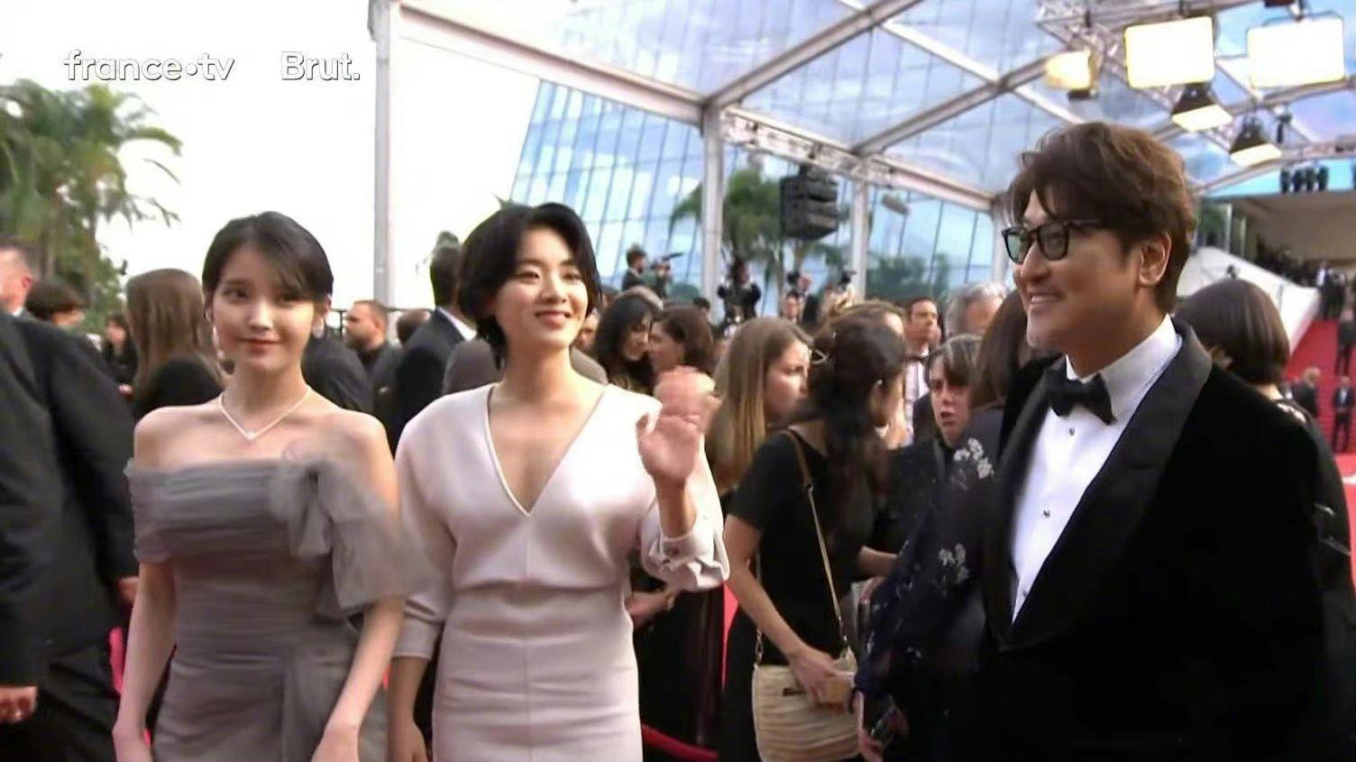 IU在盛會上最為搶鏡,穿上韓國婚紗設計師品牌Choi Jae Hoon的束腰灰色紗裙登場。