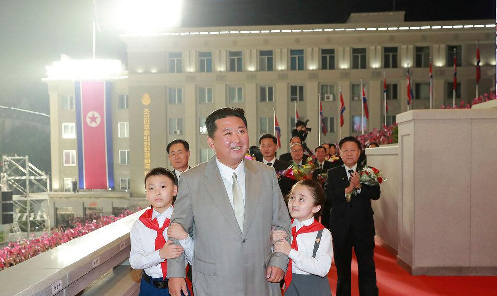 金正恩2021年9月出席國慶儀式時,被指瘦了很多。(美聯社)