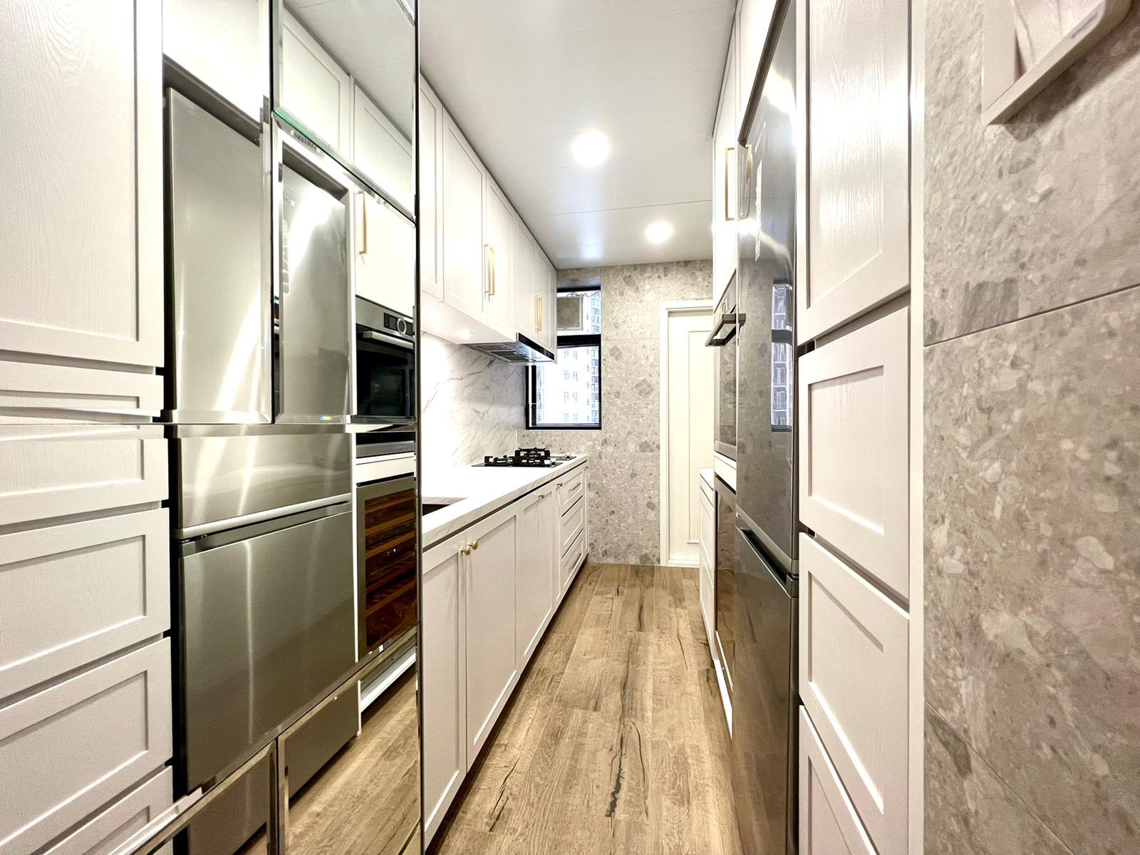 呈長形的廚房,廚櫃數量充裕,配備各式最新家電,擁有如此完善的下廚空間,是一件幸福事!