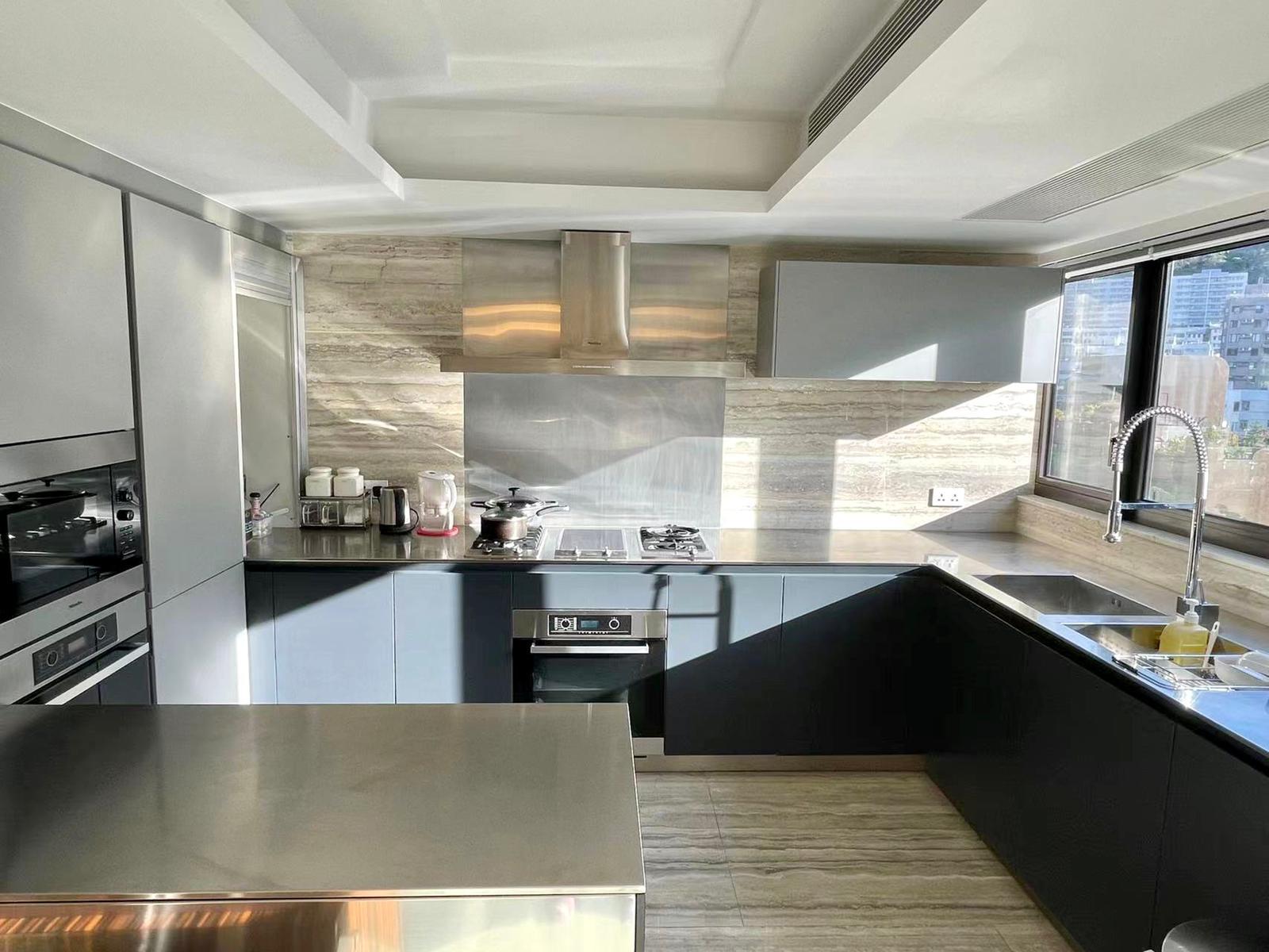 溫暖的日光從窗外輕輕灑落在雲石廚房內,配合各種優質入廚電器,華麗又實用。