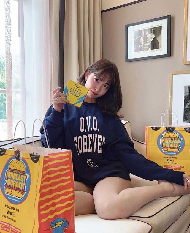 陽菜到訪美國洛杉磯即幫襯當地的MrBeast Burger,還展示一雙美腿。