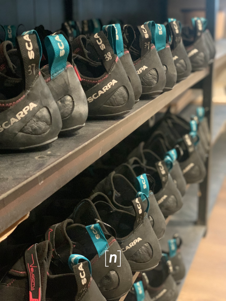 場內可租借攀石鞋,每次收費$50,新日票會員更可以免費租用!(蘇文傑攝)