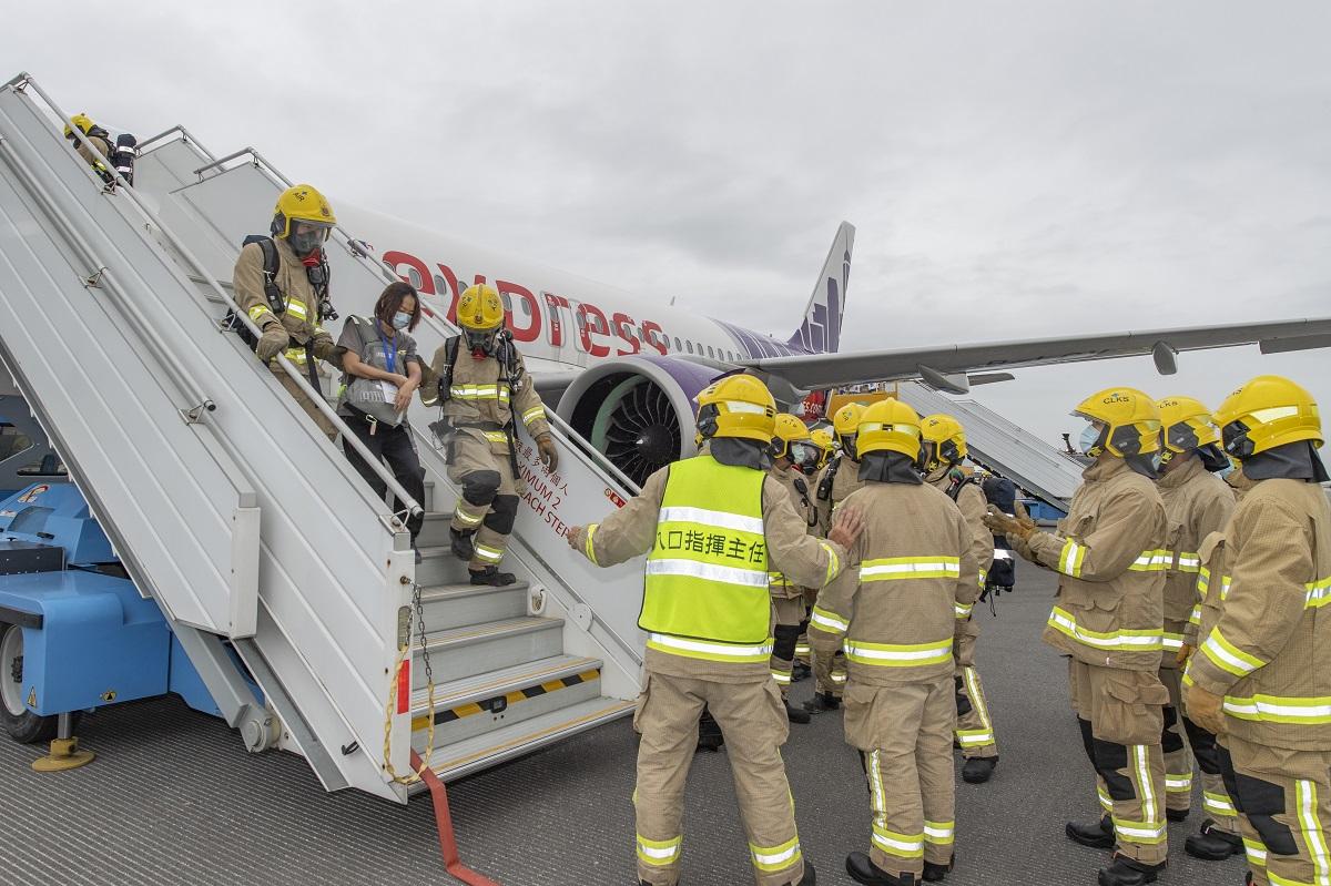 消防派員疏散客機上的乘客。(政府新聞處)
