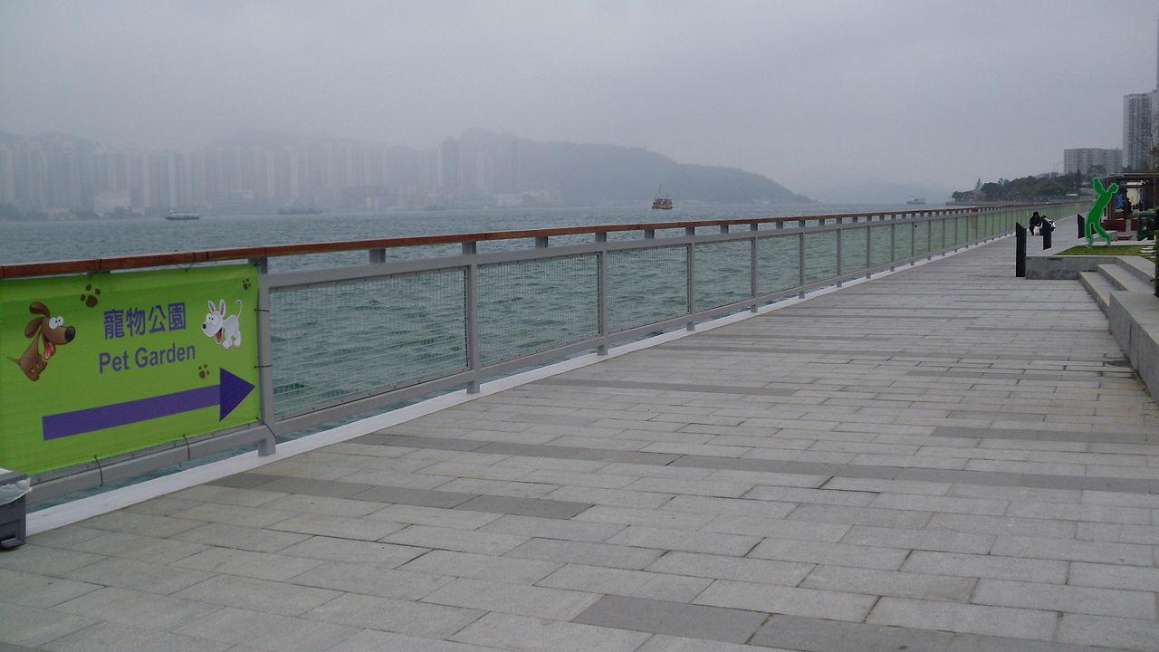 鰂魚涌海濱花園有約半公里長的長廊。