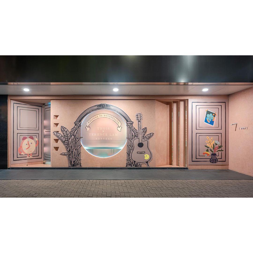 Trois Café由店內至店外都是粉紅色為主。(instagram @trois_cafe)