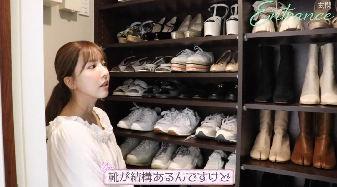 三上最先介紹鞋櫃及衣帽間,入面放滿其最愛的名牌衣物。