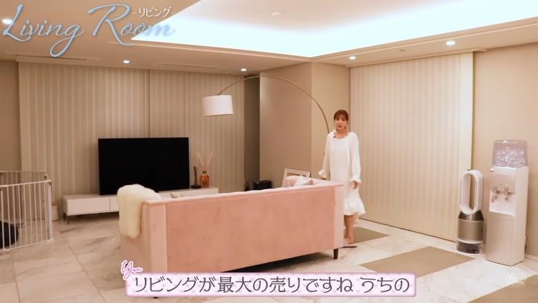 三上悠亞新居的客廳相當寬敞,足以同時招待100人。