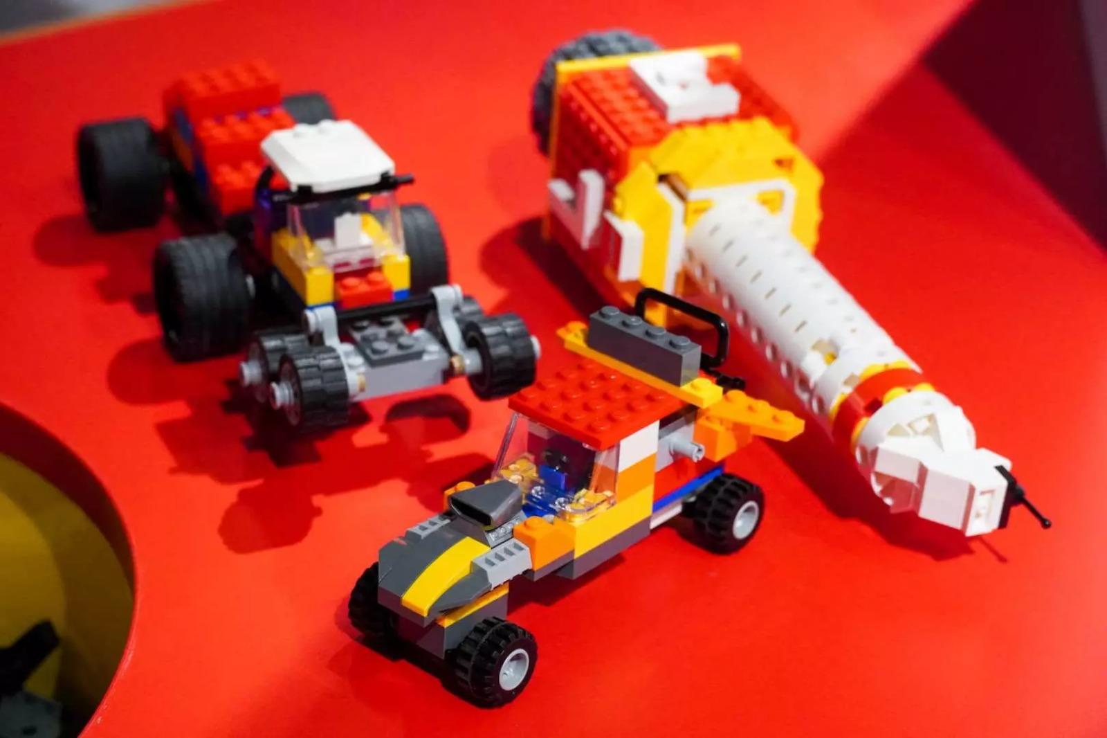 你今天拼砌出來的模型會長什麼樣呢?在我們的速度測試跑道上給你的賽車定時。秒錶精確到百分之一秒,賽車的小小差別就能產生巨大差別!