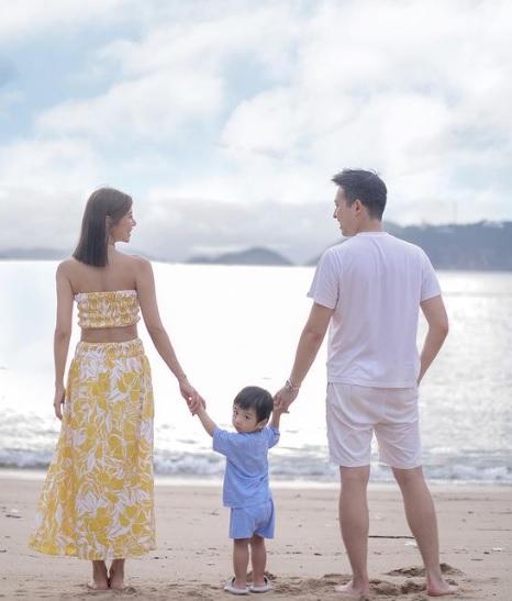 倪晨曦與丈夫和囝囝手拖手在海邊樂聚天倫。