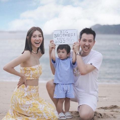 兩夫婦三年抱兩,笑得燦爛。