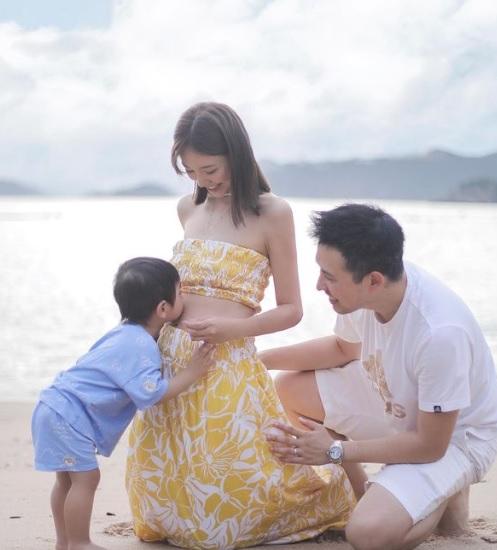 囝囝輕吻倪晨曦的肚子,一家「四」口溫聲滿瀉。