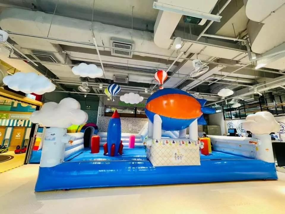 充氣區跳彈床以熱氣球為主題,小朋友可以任意跳彈,更有充氣滑梯,非常刺激!