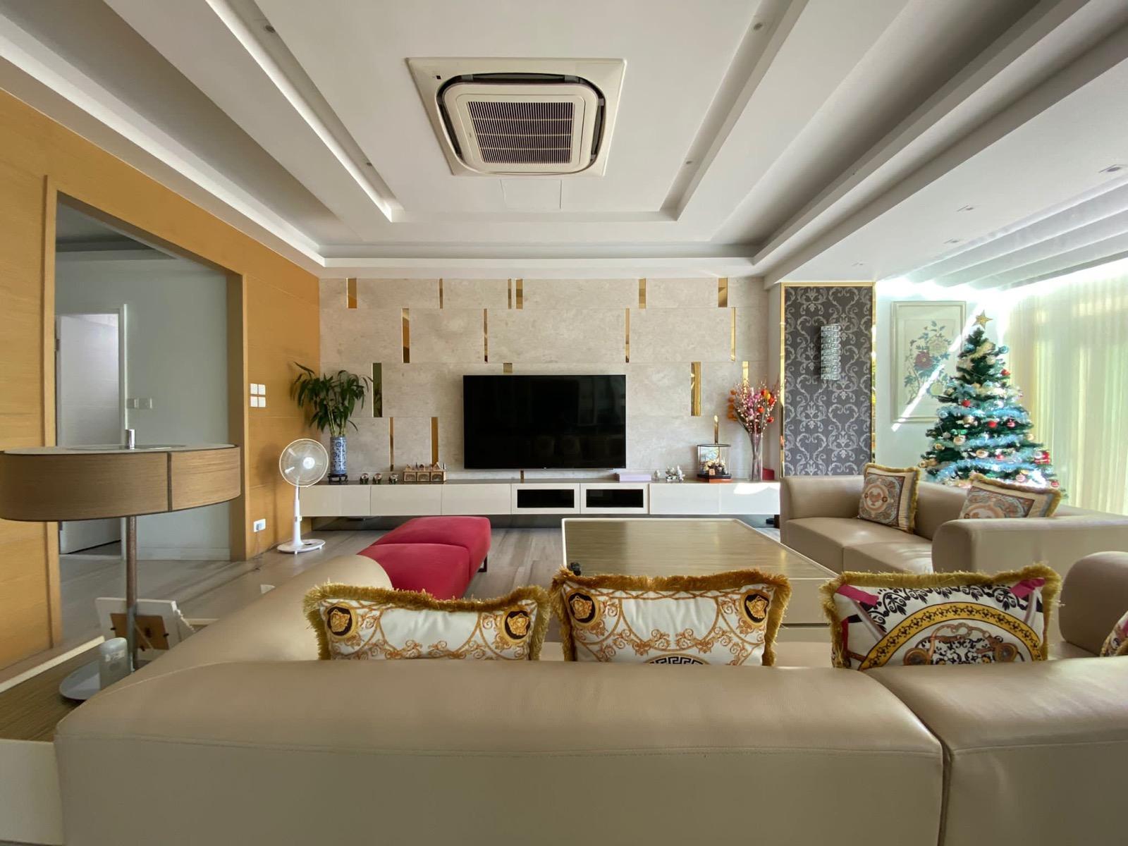 其中一個大廳面積闊大,需要擺放大型傢俬,才不會顯得空洞。