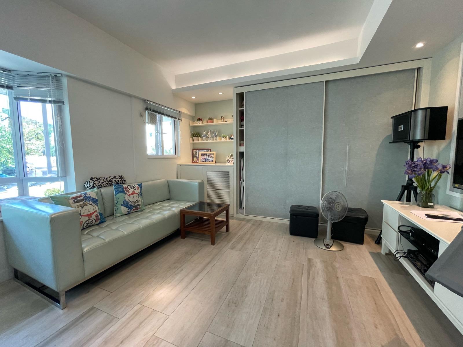 單位偏廳內設有大型衣櫃,方便收納。