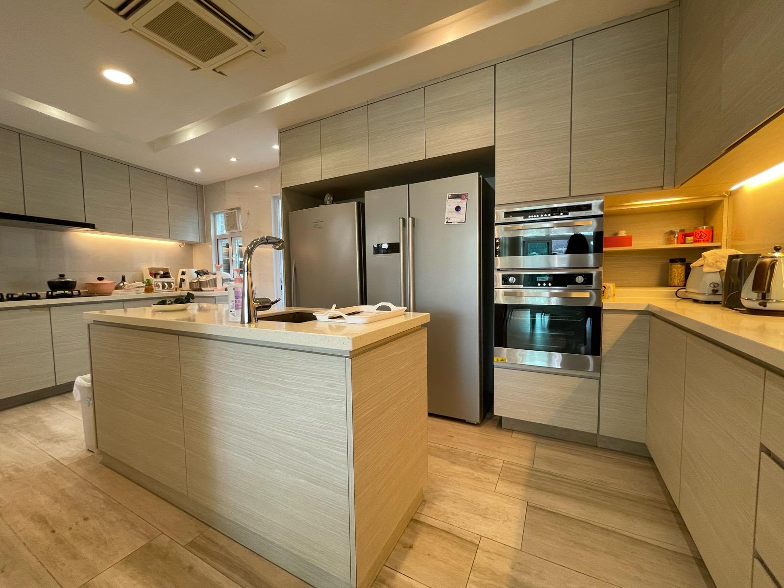 廚房面積相當大,設有實用中島櫃,各式入廚設備亦新淨齊全。