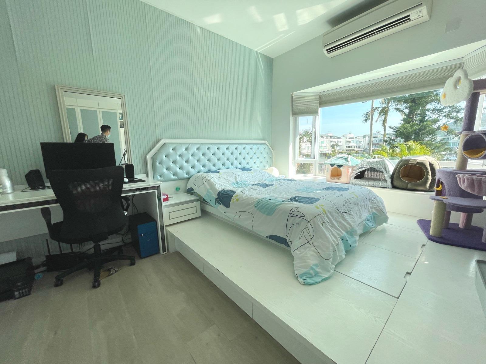 每個套房面積都非常寬敞,其中一個睡房不單可以三邊下床,旁邊仍有大量空間擺放愛貓的小屋和大型貓咪爬架,可見空間相當闊大。