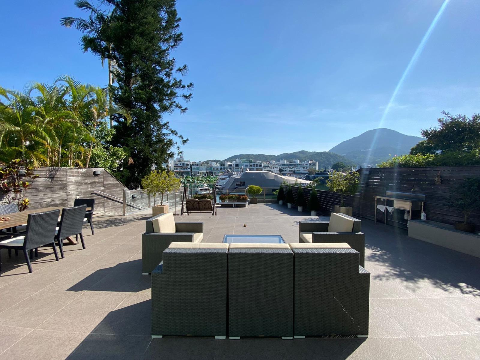 逾3千呎的私人花園,連接私人碼頭,花園裝修新淨有格調,放有大量戶外傢具,方便呼朋喚友暢聚。