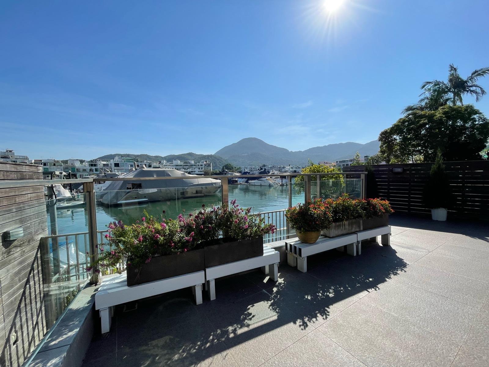 沿著私人花園的樓梯拾級而下,便是私人碼頭。