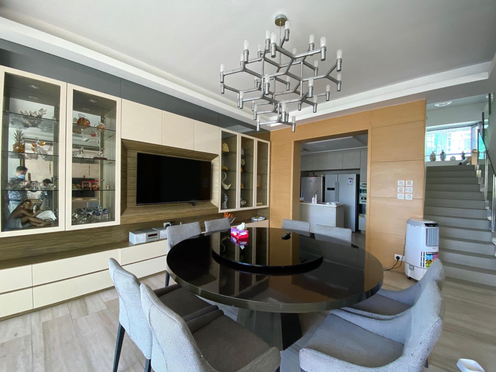 飯廳放有八人大餐桌,旁邊是半開放設計的廚房。