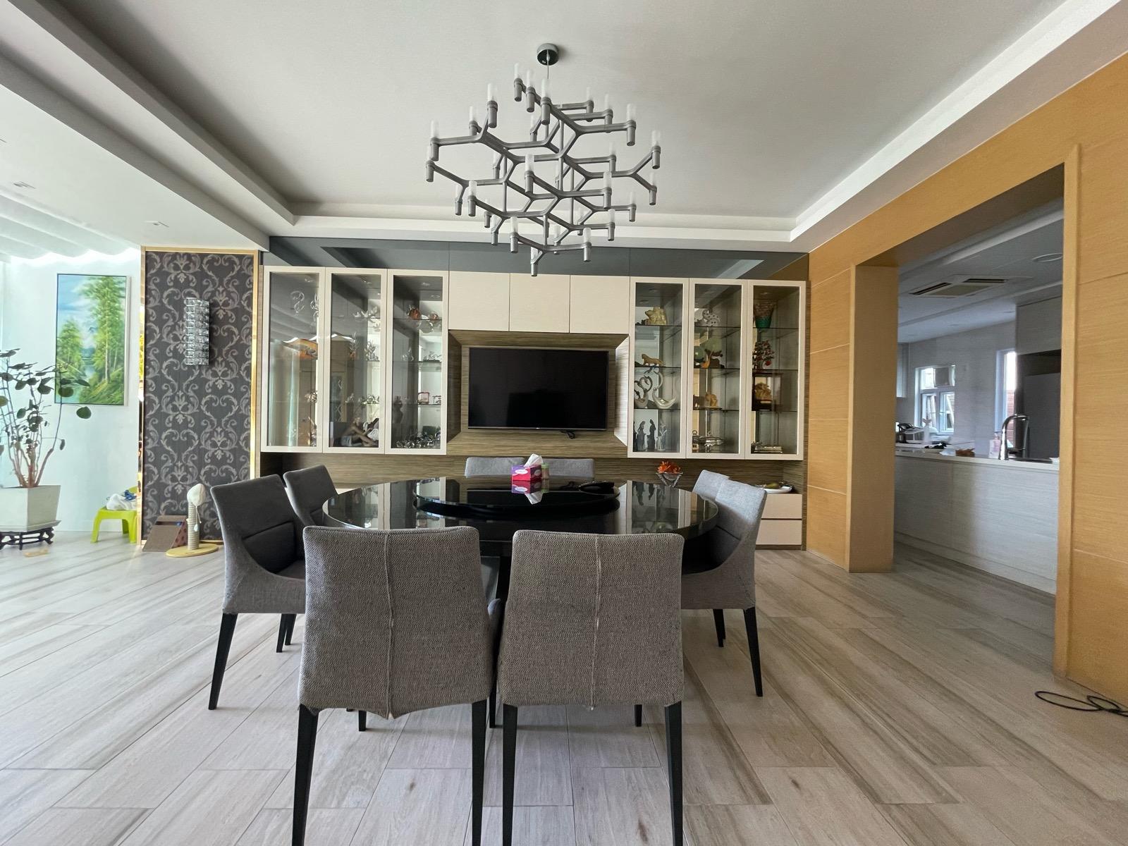 飯廳放有八人大餐桌,旁邊是半開放設計的廚房。