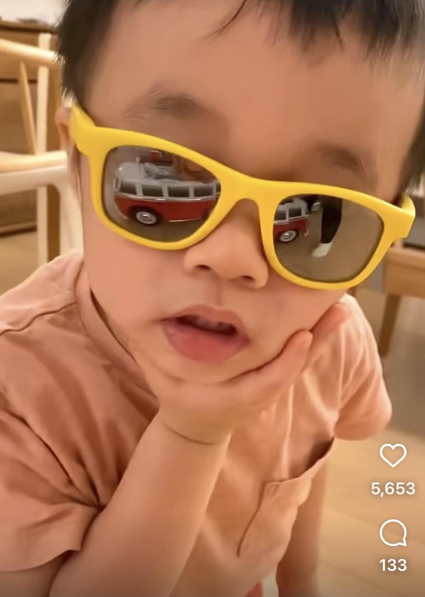 Kuson戴上黑超跳舞非常盞鬼,遺傳了爸爸古巨基的表演天份。