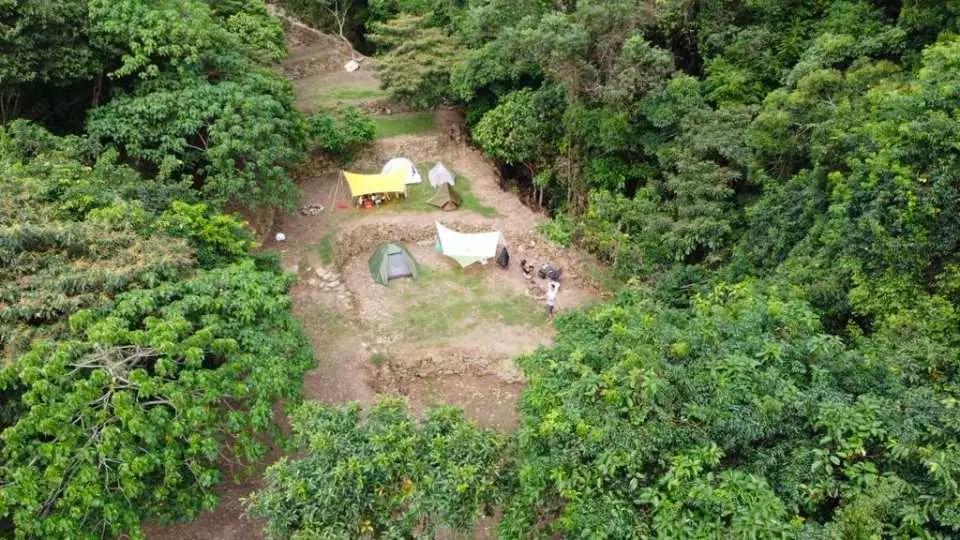 可自己駕車直達營地,營地提供收費代客泊車服務,泊車後只需步行2分鐘到達營地。