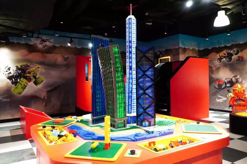 地震測試區:你有試過用樂高®積木建造很高的建築物嗎?在地震測試區,你可以通過多個不同地震強度測試你所建的建築物有多堅固。你能抵抗地震晃動的挑戰嗎?