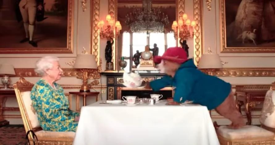 女王與柏靈頓熊喝下午茶,柏靈頓熊不停搞笑。(互聯網)