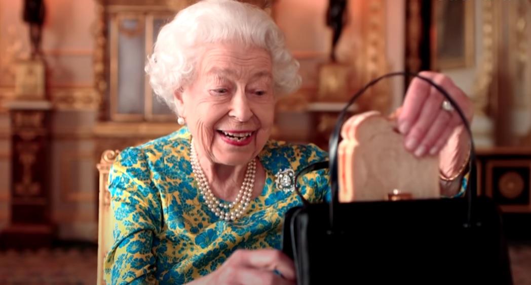 女王從手袋取出三文治。(互聯網)