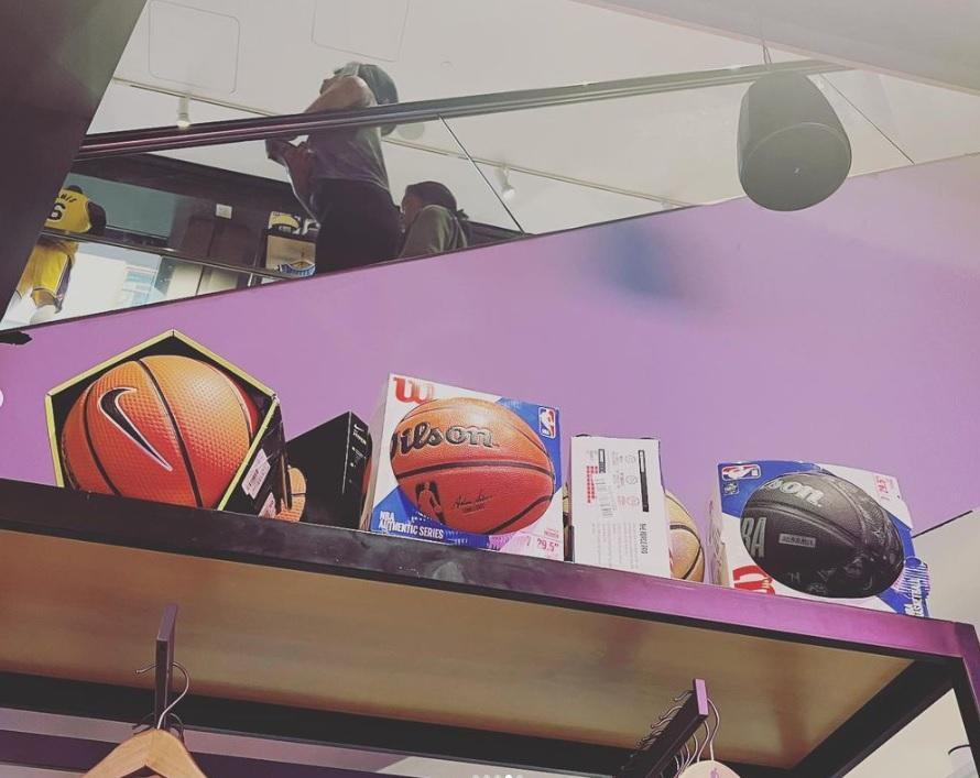 熱愛籃球的姜濤當然要到訪美國的籃球用品店。