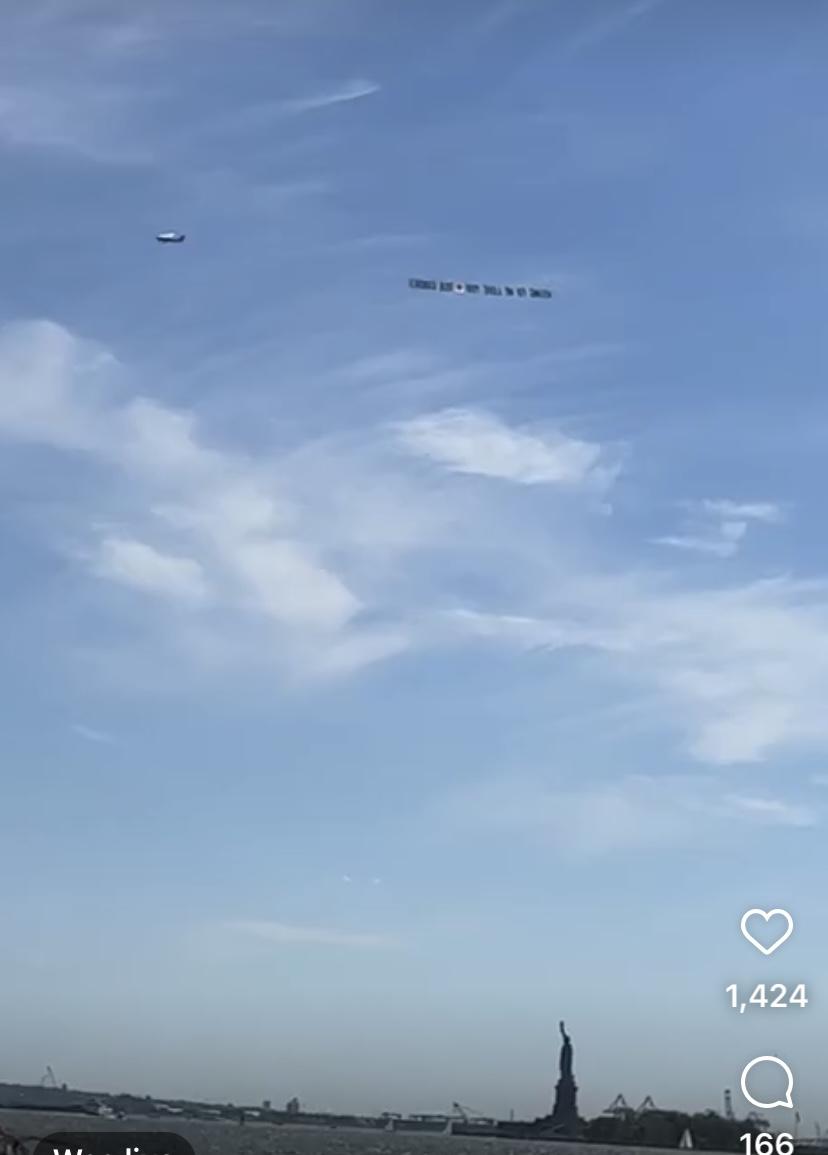 空中應援的橫額飛越紐約自由神像的上空,非常壯觀。