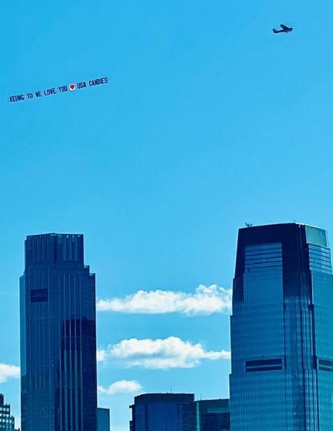 空中應援橫額飛越紐約上空。