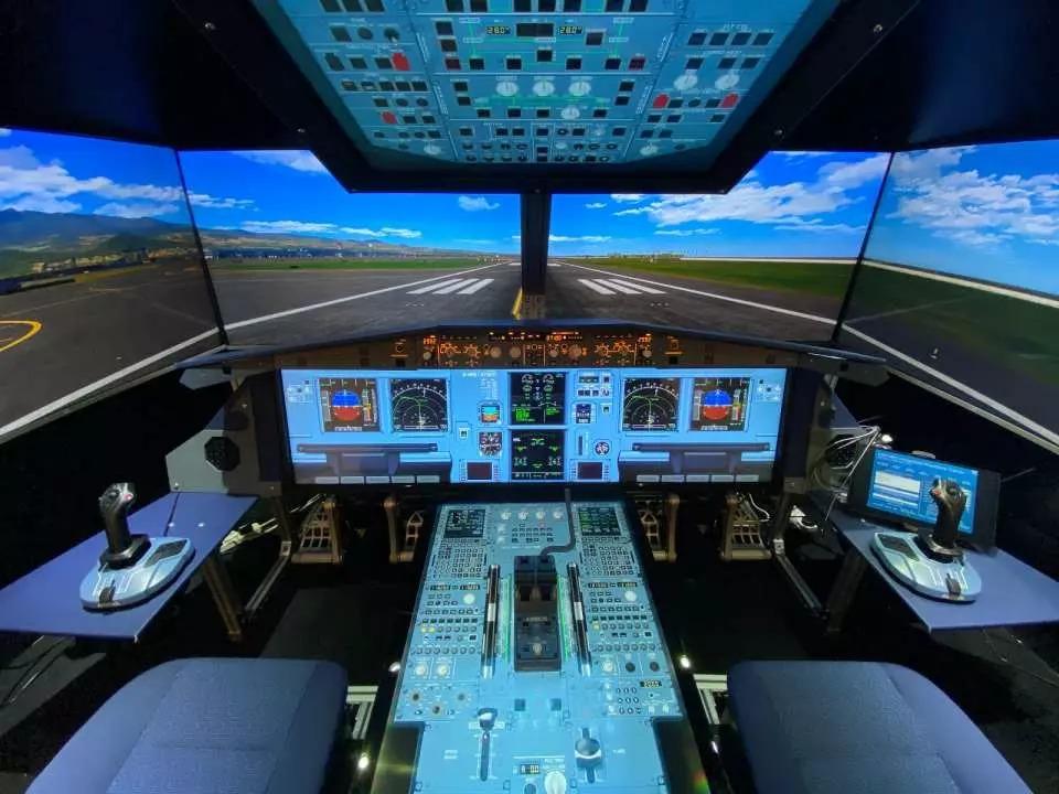 將體驗到由7個超高清4K顯示器組成合共5千3百萬象素全方位包圍,無可比擬之視覺盛宴。