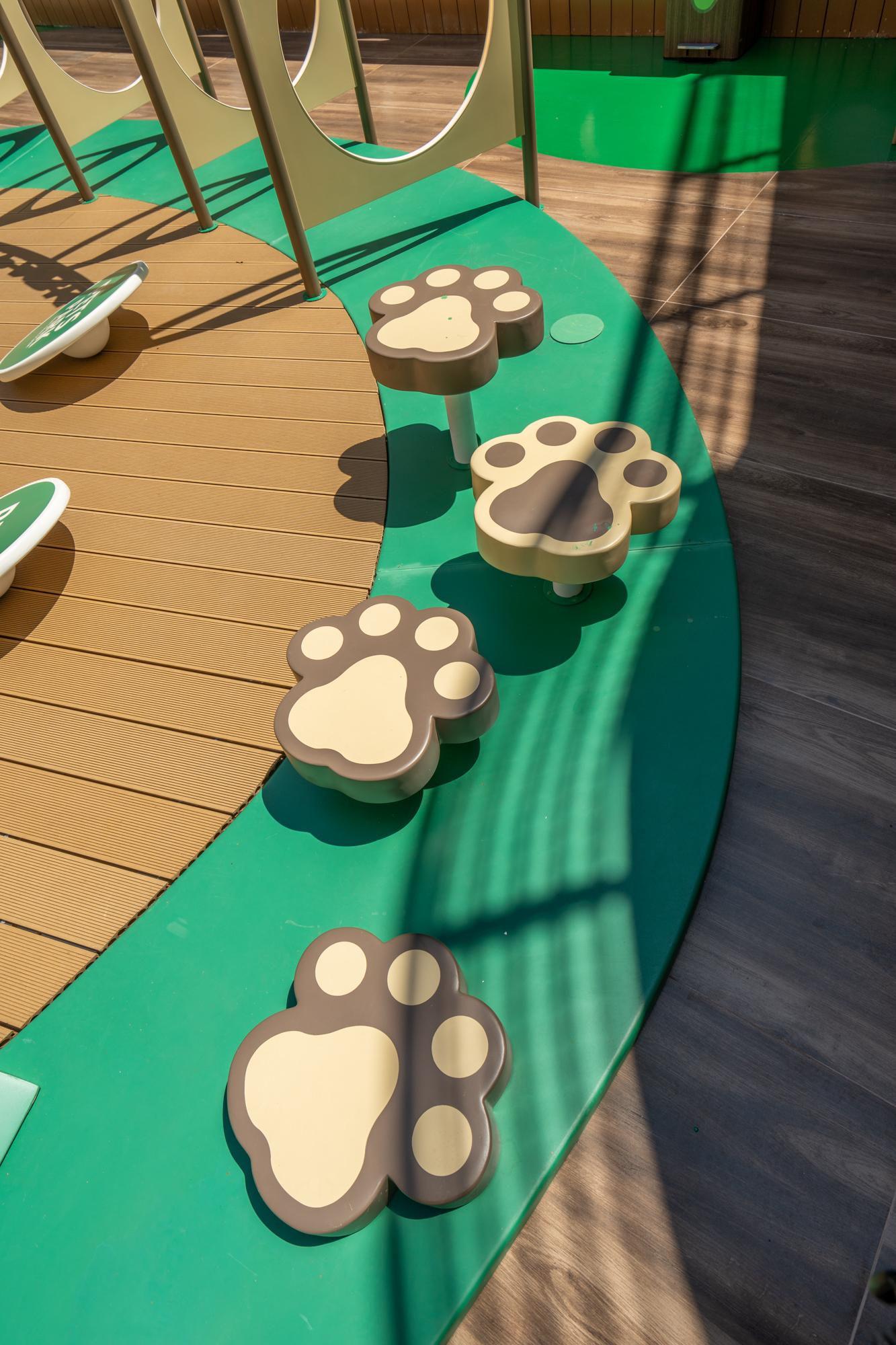 小腳掌踏跳台:以5個小肉球組成的「小腳掌踏跳台」,可愛度十足之餘亦可訓練寵物跳躍及反應。