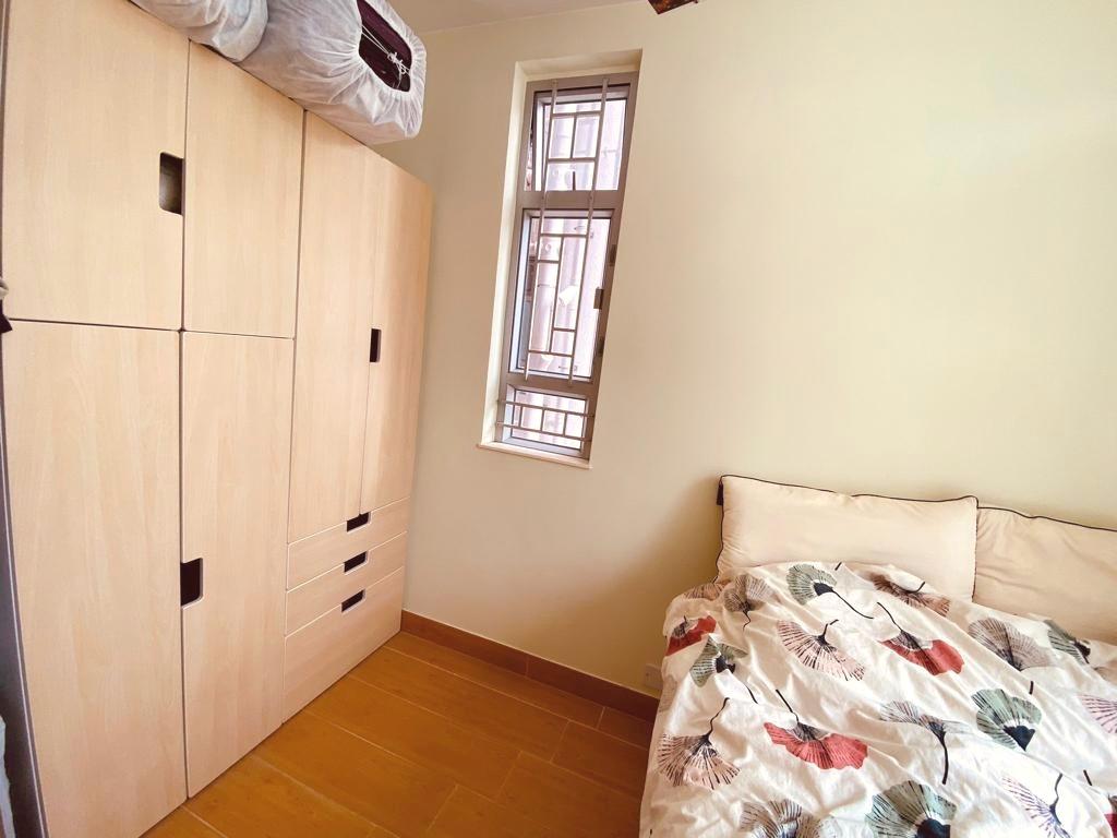 房間擺放睡床和大衣櫃後,仍有不少空間。