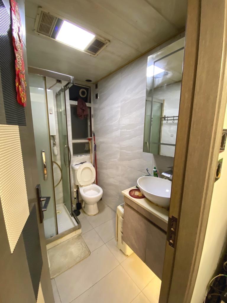 浴室面積不細小,實用企理。