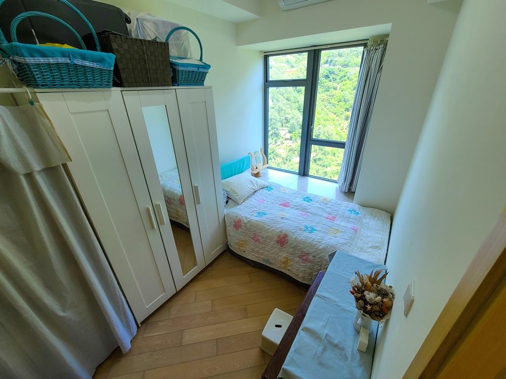 套房間隔略呈長方形,易於擺放傢具,景觀同樣望全翠綠山景。