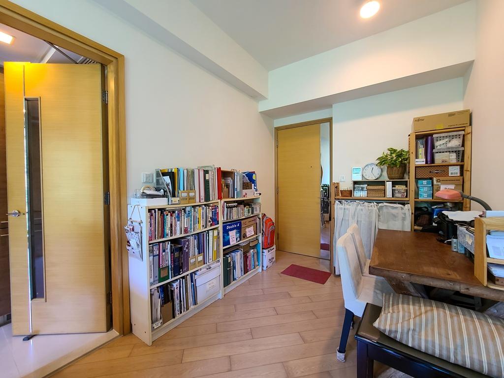 長方形大廳,飯廳一邊放有了不少傢具,間隔實用。