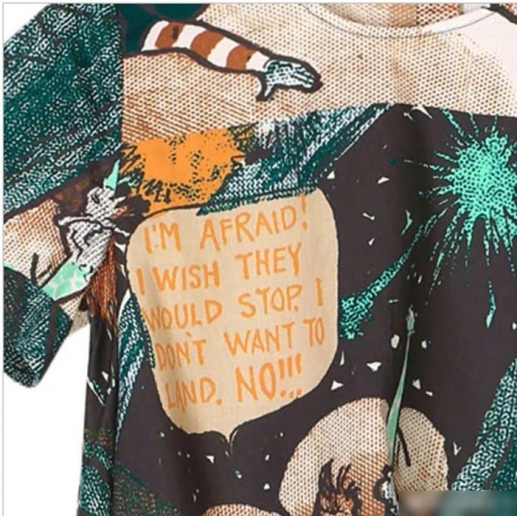 被指畫風詭異的江南布衣童裝上,出現「我很害怕」等字眼。(互聯網)