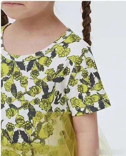 江南布衣幾款童裝出現疑似罌粟花果實。(互聯網)